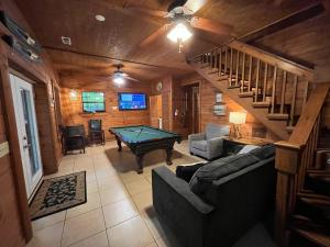 sala de estar con mesa de billar y escaleras en Bear Necessities located near East Port Marina & Dale Hollow, en Alpine