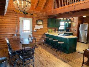 cocina con mesa, sillas y nevera en Bear Necessities located near East Port Marina & Dale Hollow, en Alpine