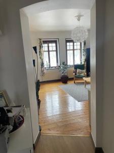 corridoio di un soggiorno con pavimento in legno massello di Apartment Garbo a Stoccolma