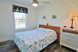 een slaapkamer met een bed en een raam bij Pete's Paradise in Port Saint Joe