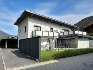 Biały dom z czarnym dachem w obiekcie Tiroler Ferienwohnungen Haus Petra w mieście Kirchdorf in Tirol