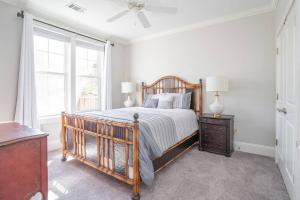 - une chambre avec un lit en bois et une fenêtre dans l'établissement Stunning Reynolds Lake Oconee, à Greensboro