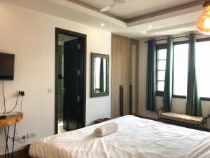 מיטה או מיטות בחדר ב-Avatar Living@ Greater Kailash 2