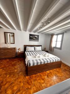 1 dormitorio con 1 cama grande en una habitación en Windmill House Mykonos en Megali Ammos