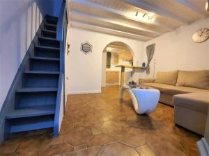 sala de estar con escalera y sofá en Windmill House Mykonos en Megali Ammos
