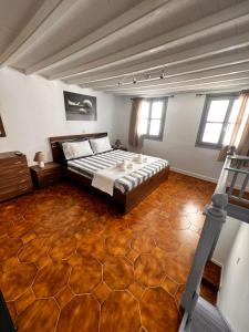 1 dormitorio con 1 cama grande en una habitación en Windmill House Mykonos, en Megali Ammos