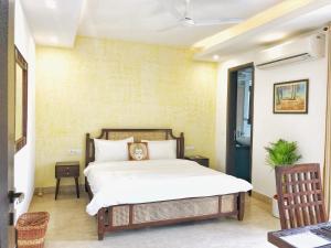 a bedroom with a large bed in a room at Avatar Living@ Greater Kailash 2 in New Delhi