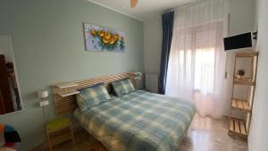1 dormitorio con cama y ventana en Il Girasole en Basciano