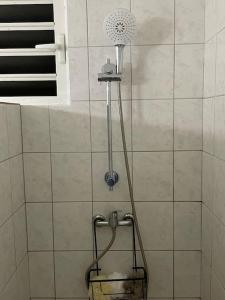 łazienka z prysznicem z głowicą prysznicową w obiekcie Les Clés du Bonheur, Entre Mer & Montagne w mieście Trois Bassins