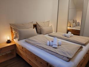 1 dormitorio con 1 cama grande y toallas. en Ferienwohnung Lindpointner, en Innerschwand