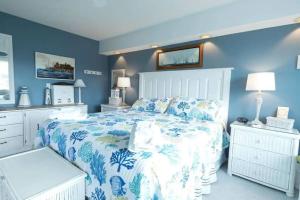 Llit o llits en una habitació de Port O' Call E303 - Sensational Oceanview! Top Floor!