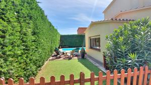a backyard with a fence and a swimming pool at Villa Pals Carles Piscina in Pals