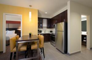 Kuchyň nebo kuchyňský kout v ubytování Residence Inn by Marriott Calgary South