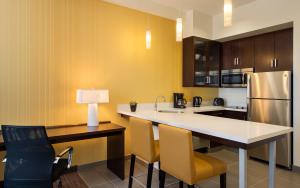 Kuchyň nebo kuchyňský kout v ubytování Residence Inn by Marriott Calgary South