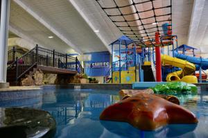 park wodny z delfinem w wodzie w obiekcie 7Clans Hotel & Resort w mieście Newkirk +29 zdjęć