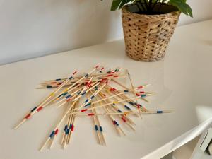 克萊佩達的住宿－Relax Baltic，桌子上一组彩色铅笔
