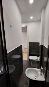 La salle de bains est pourvue de 2 toilettes et d'un lavabo. dans l'établissement Il Munazzeno Centro Storico Amalfi, à Amalfi