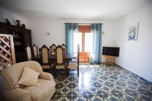 uma sala de estar com uma cadeira e uma mesa em Casa Barros by GalanteVasques em Carvoeiro