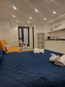 - un grand lit bleu avec des oreillers dans l'établissement Il Munazzeno Centro Storico Amalfi, à Amalfi