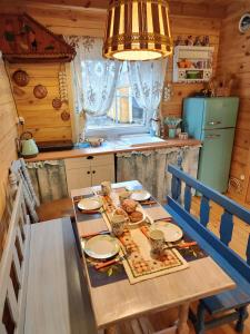 eine Küche mit einem Holztisch mit Essen drauf in der Unterkunft Domek z bala na Podlasiu z balią ogrodową 