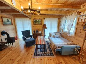 ein Wohnzimmer mit einem Sofa und einem Tisch in der Unterkunft Domek z bala na Podlasiu z balią ogrodową 