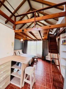 Zimmer mit einem Schreibtisch, einem Bett und einer Leiter in der Unterkunft Galapagos studio Encantadas Sea in Bellavista