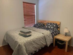 Tempat tidur dalam kamar di Private room in Dallas