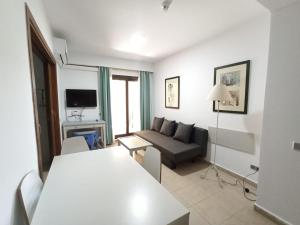 Televízia a/alebo spoločenská miestnosť v ubytovaní APARTAMENTO DOS DORMITORIOS BAJO, VISTAS PISCINA