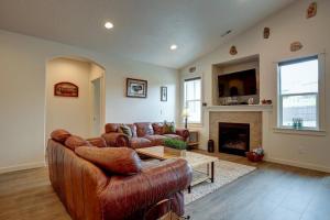 a living room with leather couches and a fireplace at Casa al Tramanto in Redmond