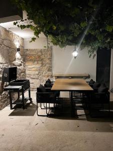 einen Tisch und Stühle in einem Zimmer mit Klavier in der Unterkunft Villa San Martín in Mondariz