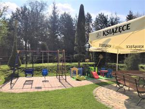 un parque con parque infantil y equipo de juegos en Kaktusik en Augustów