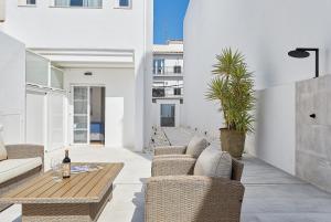 salon z krzesłami, kanapą i stołem w obiekcie Pintada Apartment in Nerja by Solaga Holiday Homes w mieście Nerja