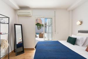 sypialnia z dużym łóżkiem i lustrem w obiekcie Pintada Apartment in Nerja by Solaga Holiday Homes w mieście Nerja +20 zdjęć