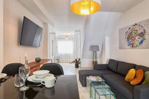 salon z kanapą i stołem w obiekcie Pintada Apartment in Nerja by Solaga Holiday Homes w mieście Nerja