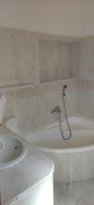y baño con bañera y lavamanos. en Camere da Franco, en Santa Maria del Cedro