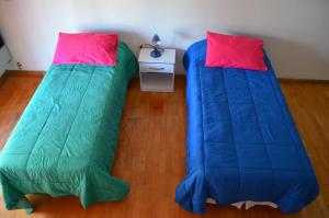 ブエノスアイレスにあるApartamento Viajeroのベッド2台が隣同士に設置された部屋です。