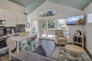 cocina y sala de estar con mesa y sillas en Tranquil Charm, en Redmond