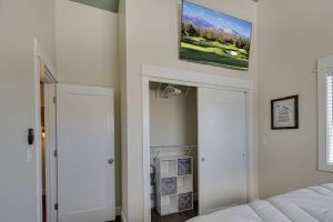 - une chambre avec un lit et une télévision murale dans l'établissement Tranquil Charm, à Redmond