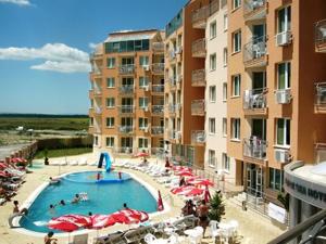 サニービーチにあるVP Black Seaのリゾートのプールの景色を望めます。