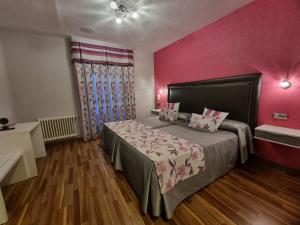 Postel nebo postele na pokoji v ubytování Hostal Sainz