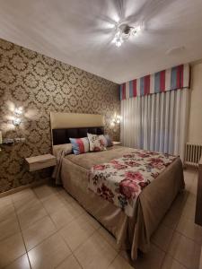 Postel nebo postele na pokoji v ubytování Hostal Sainz