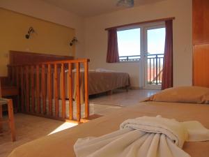 Un pat sau paturi într-o cameră la Baladinos Apartments