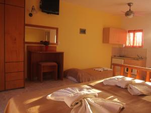 Un pat sau paturi într-o cameră la Baladinos Apartments