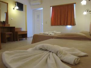 Un pat sau paturi într-o cameră la Baladinos Apartments