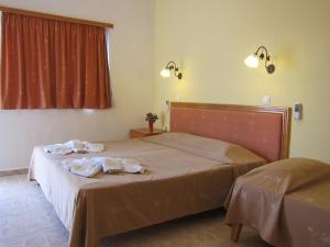 Un pat sau paturi într-o cameră la Baladinos Apartments
