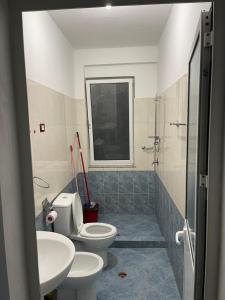 bagno con servizi igienici e lavandino di Aleksi rooms a Shëngjin