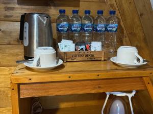 einen Tisch mit Wasserflaschen darüber in der Unterkunft Ciawitali Glamping in Cibitung 2