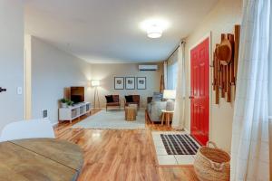 Habitación con puerta roja y sala de estar. en Cascade Comfort, en Redmond