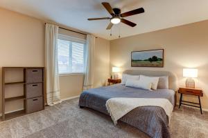 1 dormitorio con 1 cama y ventilador de techo en Cascade Comfort, en Redmond