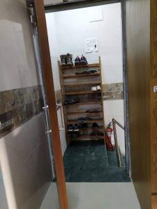 un corridoio con un mucchio di scarpe in una stanza di SD Hostel AC Deluxe a Mumbai